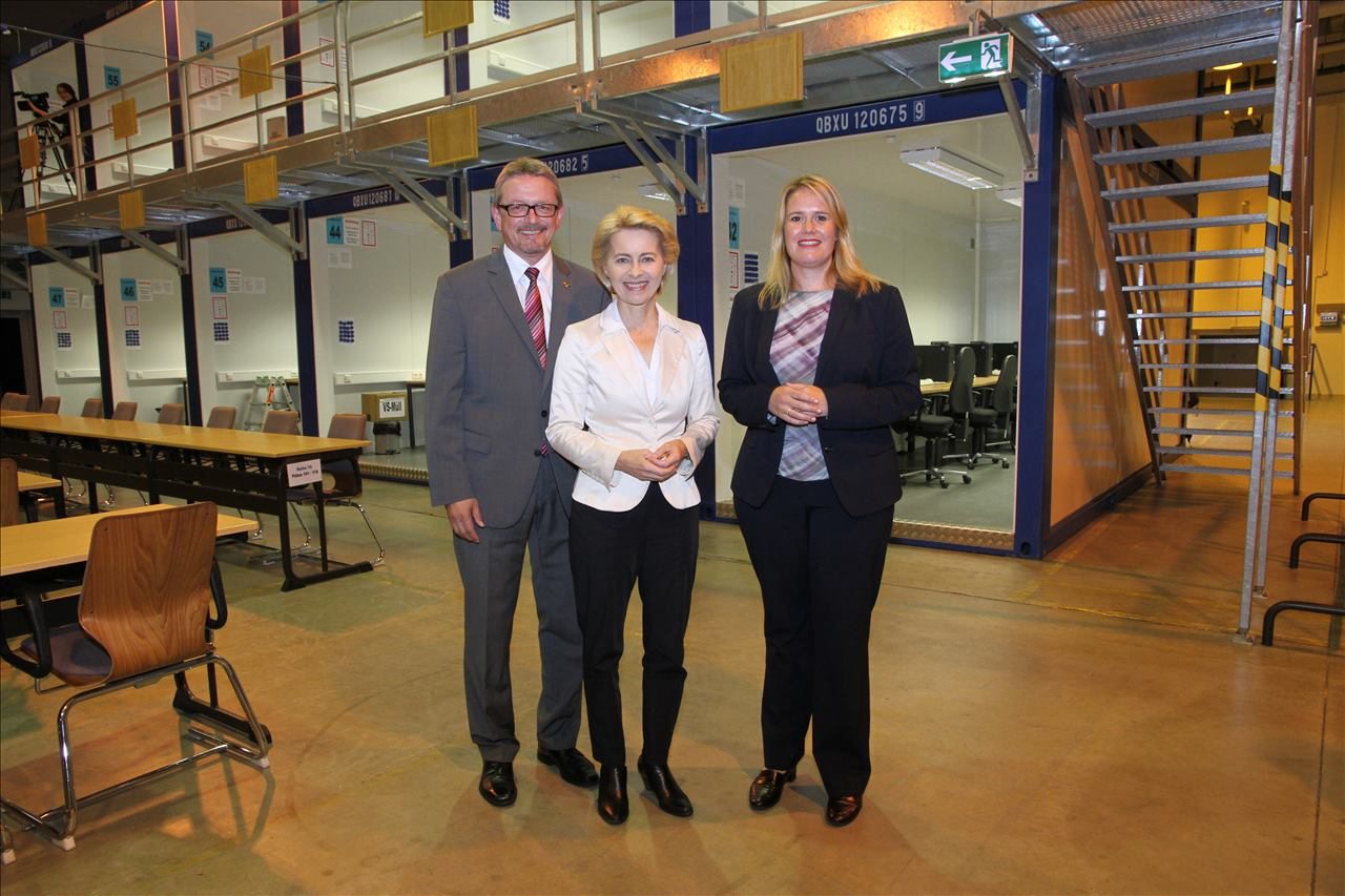 Besuch Bundesverteidigungsministerin Ursula von der Leyen in der Logistikschule (2016) mit MdB Christina Jantz-Herrmann
