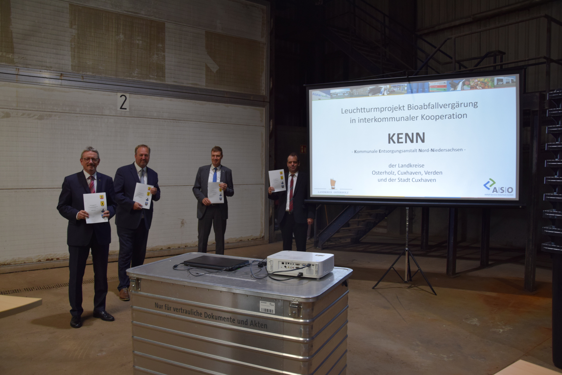 Unterzeichnung KENN (2020) mit Oberbürgermeister Uwe Santjer (Stadt Cuxhaven), Landrat Kai-Uwe Bielefeld (LK Cuxhaven) und Landrat Peter Bohlmann (LK Verden)