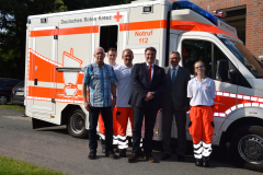 Neues Fahrzeug für den Rettungsdienst (2017) mit Geschäftsführer Patrick Grotheer und weiteren Vertretern des DRK Osterholz