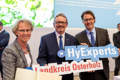 Übergabe Fördermittelbescheid in Berlin durch Bundesverkehrsminister Scheuer (2019) mit Monika Scherf (Leiterin Amt für regionale Landesentwicklung Lüneburg)